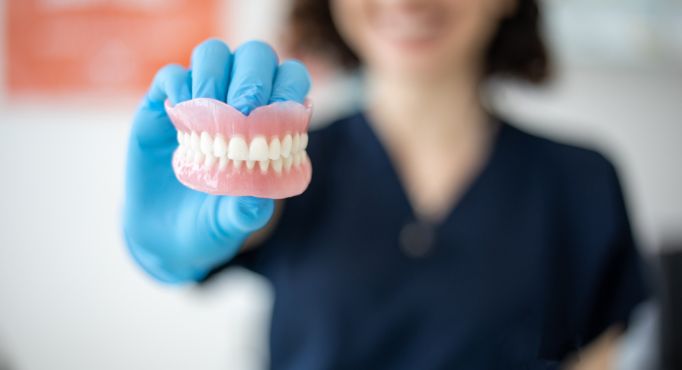 Протезирование зубов: виды и цены